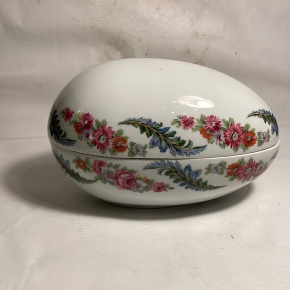 Vintage porcelain egg made in Paris, France. - Picture 4 of 8